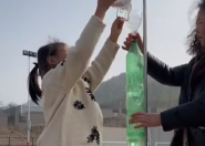 8岁女孩用塑料瓶打造“火箭” 指导老师:95%的内容都由其独立完成！