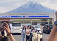 日本一小镇拉黑布遮挡富士山远景 究竟是怎么回事