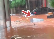 南宁暴雨街道被淹 冰箱水中漂浮