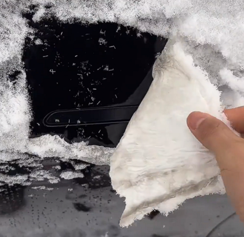 特斯拉隐藏式门把手被冻上：一张纸巾就能解决难题！