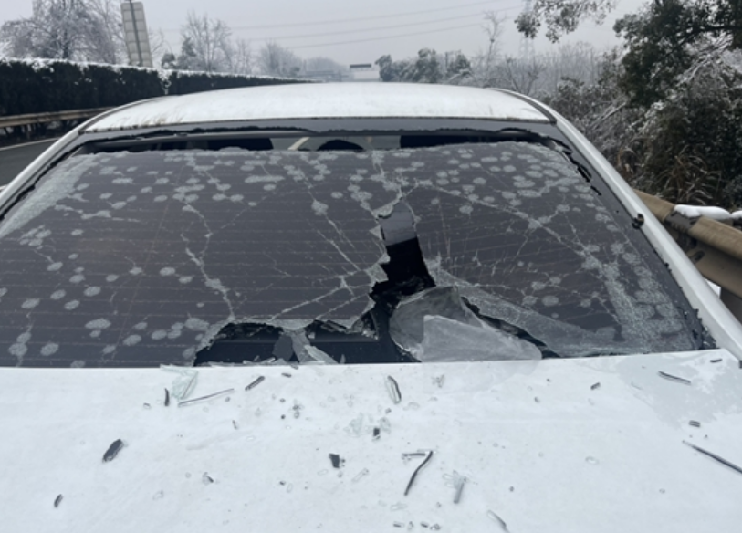 武汉过江大桥“冰凌坠落”堪比落石：众多过路车辆被砸烂！