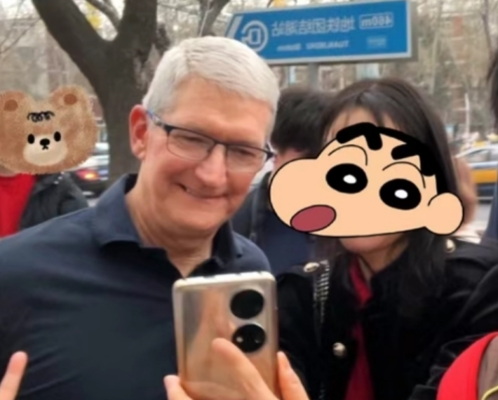 苹果CEO库克现身北京：女子拿出华为手机合影！-图1
