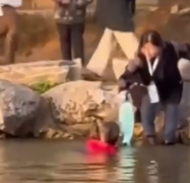 江西公园中一名儿童不幸落水 好心人用滑板车救回落水孩子！-图1