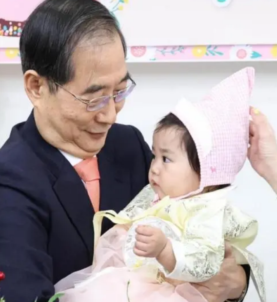 韩国一地迎新生儿 总理亲自为其戴周岁帽并称:国家喜事！-图1