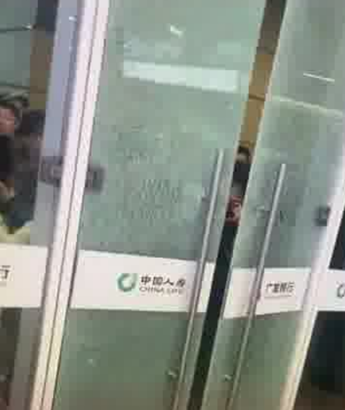 杭州南站拥挤有人破门自救 官方回应来了！-图1