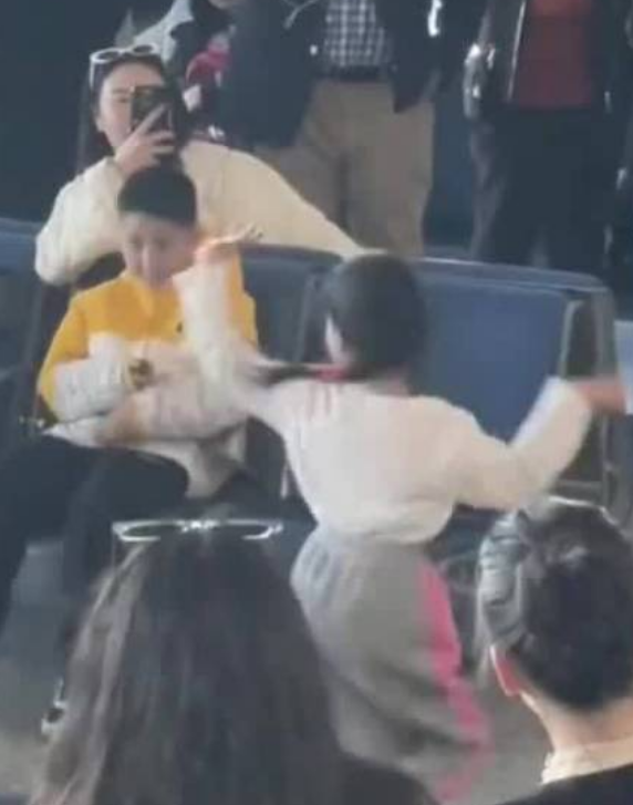新疆小女孩在机场即兴跳舞 大家纷纷拿出手机记录这美好瞬间！-图1