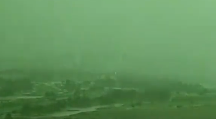 狂风暴雨袭击 迪拜天空一秒变绿 全国航班大面积延误！-图1
