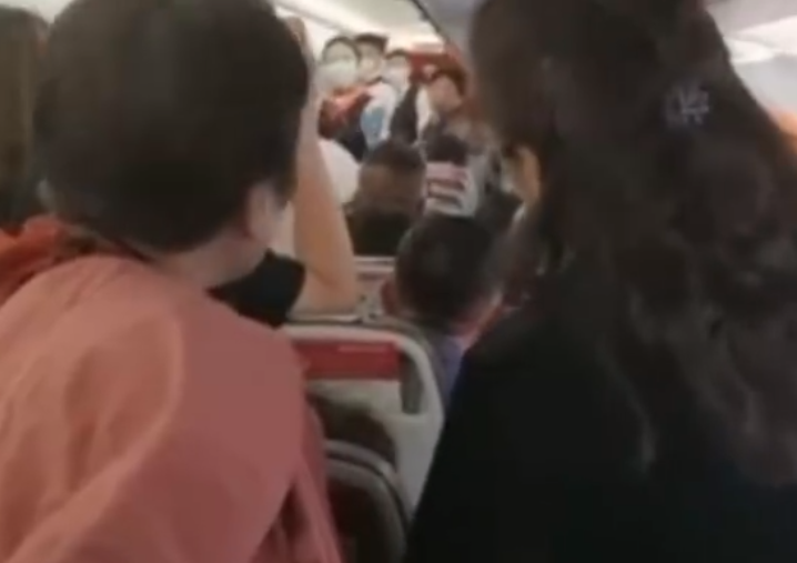 女子躺飞机座椅导致飞机无法正常起飞 乘客齐喊:下去！-图2