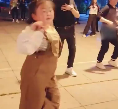 9岁女孩跳广场舞3年会跳300多首歌成领队 网友:这能力可以进国家队了吧!-图1