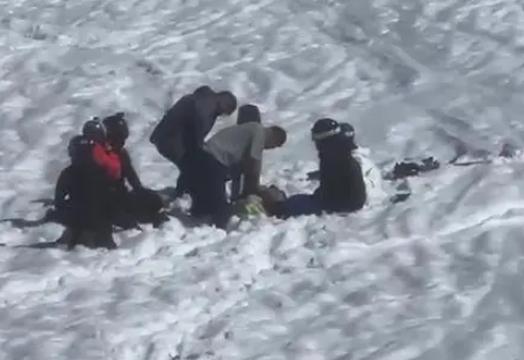游客滑雪掉进暗坑窒息身亡 当地人表示出事地严禁进入却是网红打卡点！-图1