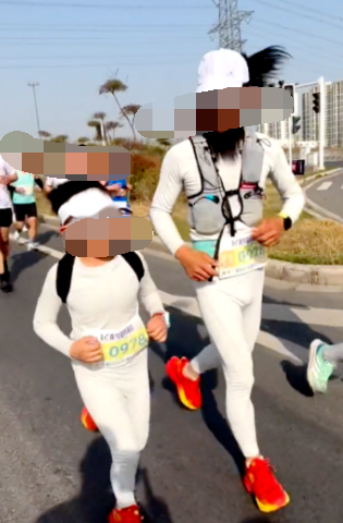 爸爸带9岁儿子跑完马拉松被禁赛2年 本人回应坦言愿意接受！-图1