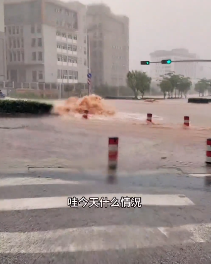 广西南宁发布暴雨红色预警：马路井盖跳舞 有汽车被冲跑！-图2